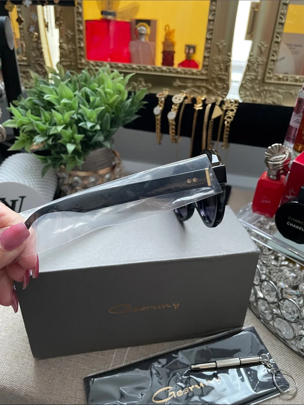 ✨Gesruny Black Sunglasses Case with Box and Accessory✨NEW with Box
